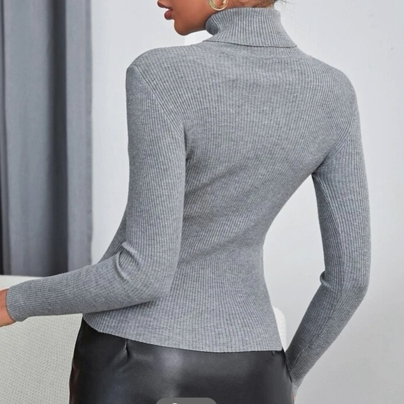 Heather Grey Ribbed Knit Turtleneck Sweater in S and M - Picture 2 of 6